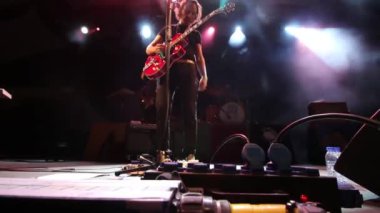 Müzik grubu izleyen seyirci