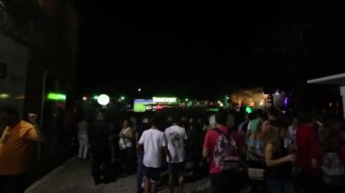 bir sahnede performans dj