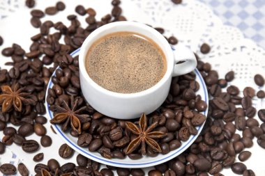 kahve fincanı yayılmış fasulye ile