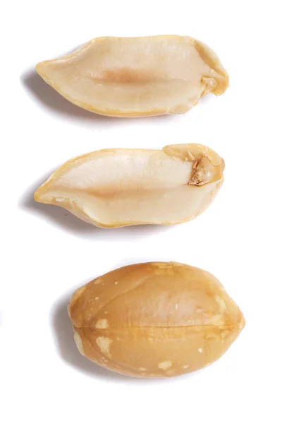 Amendoim sobre um fundo branco — Fotografia de Stock