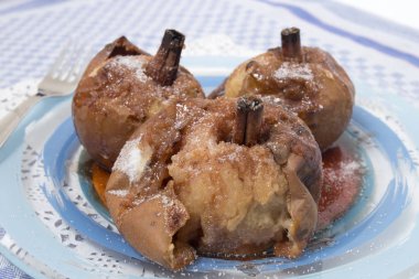 Fırında pişmiş elma