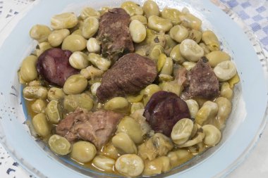 Fava fasulye tipik güveç