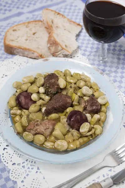 Typický guláš z Fava fazolí — Stock fotografie