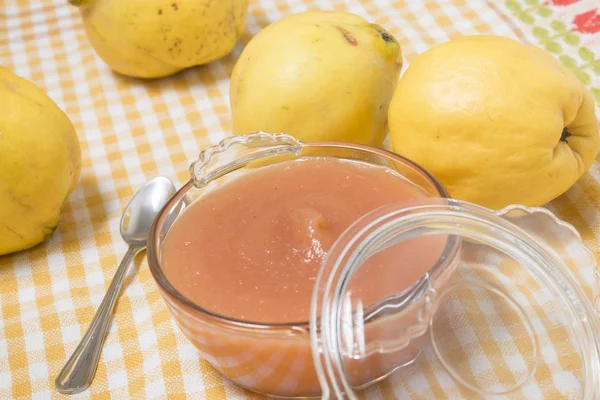 Traditionele kweepeer jam — Stockfoto