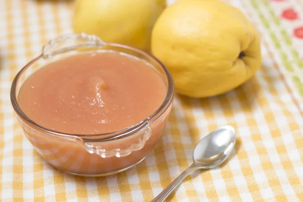 Traditionele kweepeer jam — Stockfoto