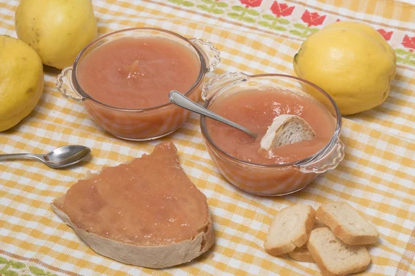 Traditionele kweepeer jam — Stockfoto