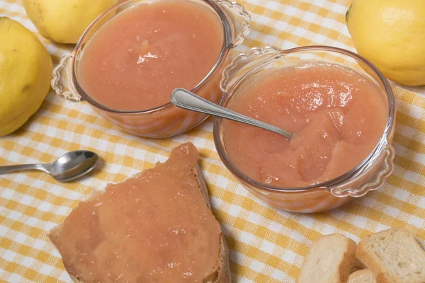 Traditionele kweepeer jam — Stockfoto