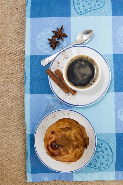 Café expresso et pâtisserie aux œufs — Photo