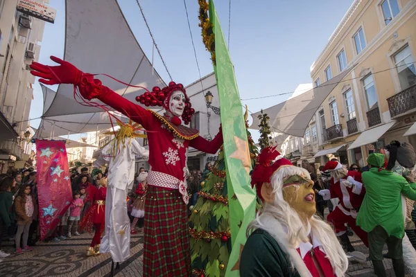 Desfile de personajes navideños —  Fotos de Stock