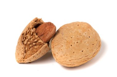 Beyaz arka plan üzerinde tatlı badem