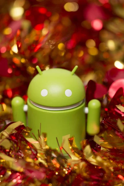 Android figurka z Boże Narodzenie girlanda — Zdjęcie stockowe