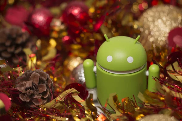 Gambar Android dengan karangan bunga Natal — Stok Foto