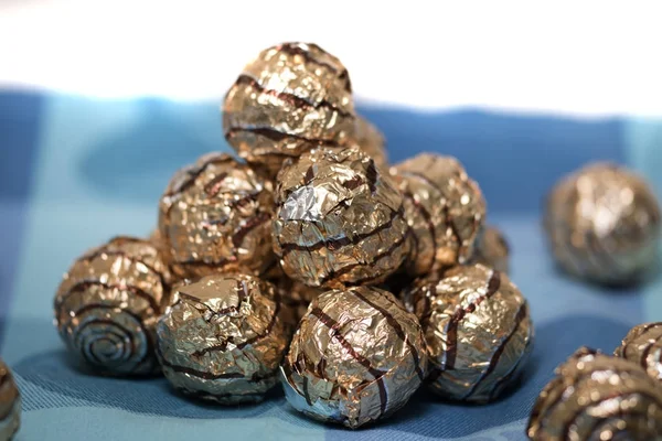 Hromadu sladké kulaté čokoládové cukrovinky — Stock fotografie
