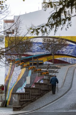 yaşlı adam sokakta yürürken