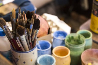 Kullanılan boya kovaları ve fırçalar