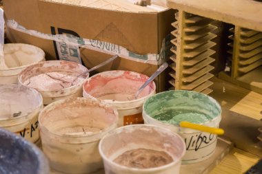 Kullanılan boya kovaları