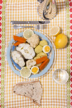 Hake balık karnabahar ve patates ile