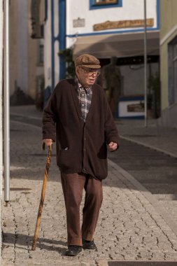 yaşlı adam sokakta yürürken