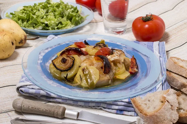 Oven kabeljauw met aardappelen — Stockfoto