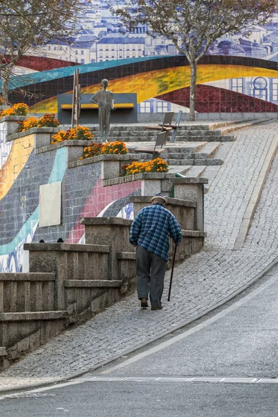 Old man walking in the street — Stock Photo, Image