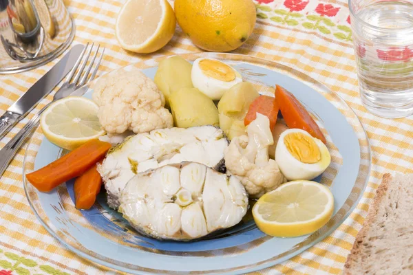 Heek vissen met bloemkool en aardappelen — Stockfoto