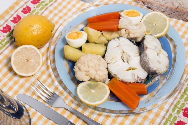 Kummel fisk med blomkål och potatis — Stockfoto