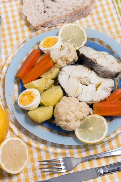 Heek vissen met bloemkool en aardappelen — Stockfoto