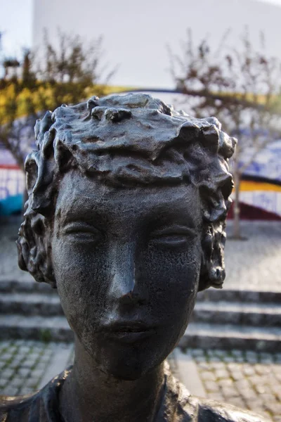 Bronzestatue im monchique Dorf — Stockfoto