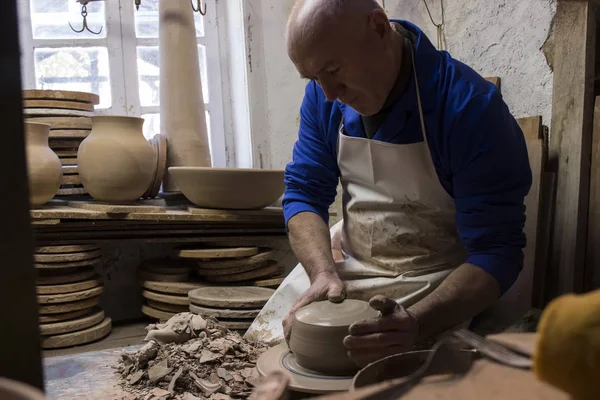 Artista de cerámica haciendo una pieza — Foto de Stock