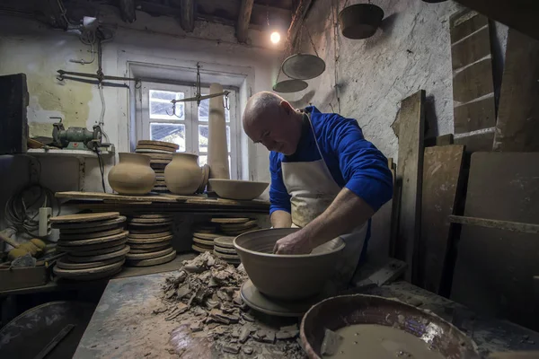 Artista de cerámica haciendo una pieza — Foto de Stock