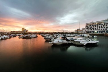 Marina ile eğlence tekneler
