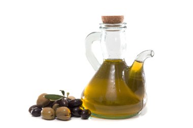 Yeşil ve Siyah Zeytin ile zeytinyağı şişesi