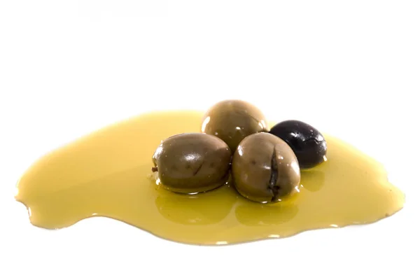 Aceitunas verdes y negras con aceite de oliva — Foto de Stock