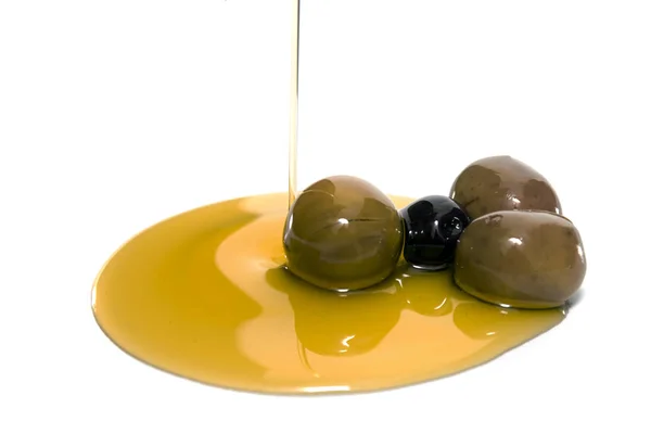 Зеленые и черные оливки с оливковым маслом — стоковое фото