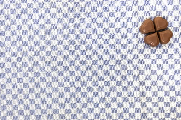 Шоколадные сердца на ткани — стоковое фото