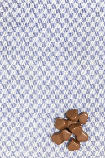 Шоколадные сердца на ткани — стоковое фото