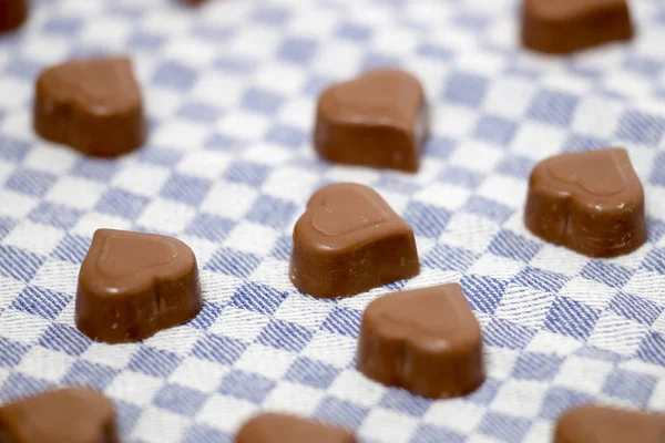 Coeurs de chocolat sur tissu — Photo