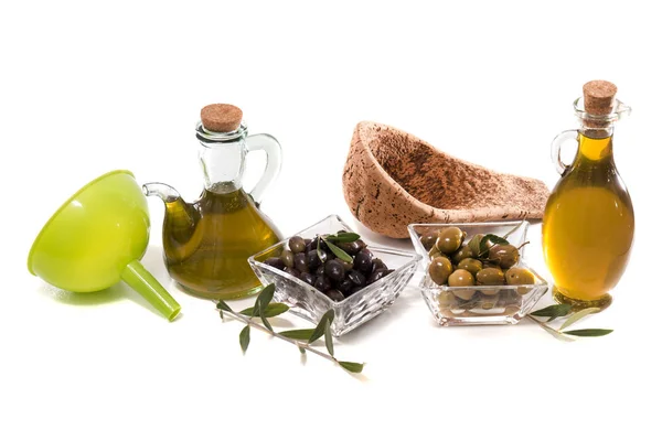 Yeşil ve Siyah Zeytin ile zeytinyağı şişeleri — Stok fotoğraf