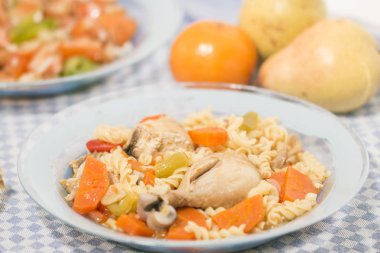 Havuç ve spagetti tavuk