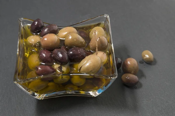 Olives with olive oil — Stock Photo, Image