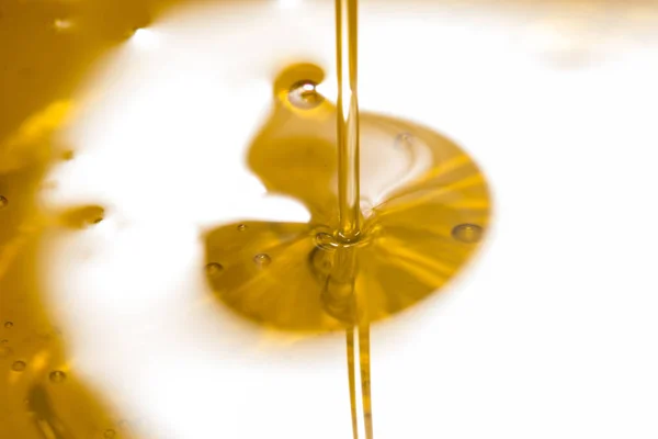 Versare olio d'oliva liquido — Foto Stock