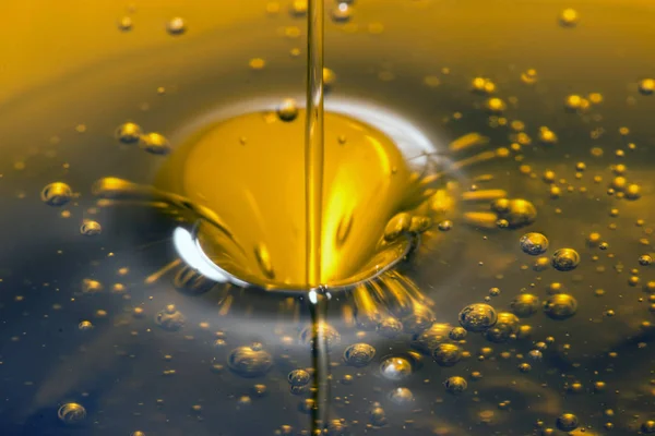 Versare olio d'oliva liquido — Foto Stock