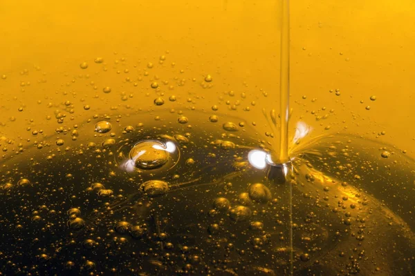 Versare olio d'oliva liquido — Foto Stock