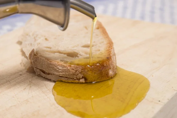 Olivový olej na tradiční chléb — Stock fotografie
