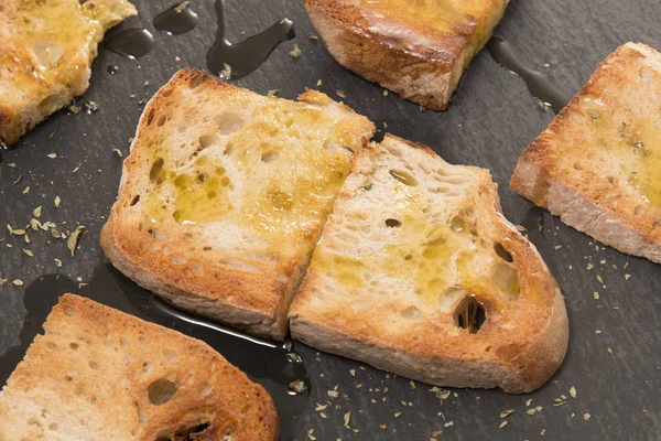 Toasted bread with olive oil — Stock Photo, Image
