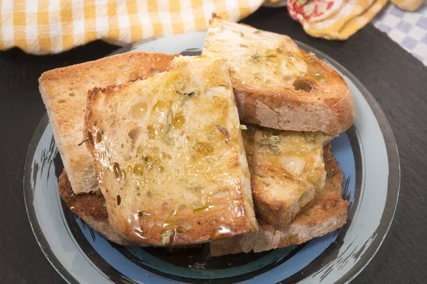 Toastbrot mit Olivenöl — Stockfoto