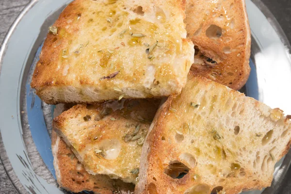 Toastbrot mit Olivenöl — Stockfoto