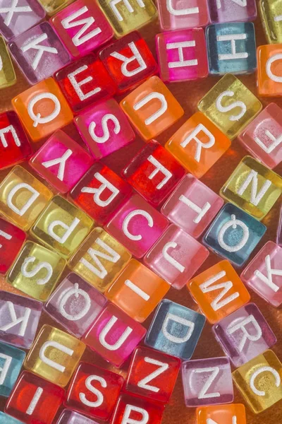 Cuentas de plástico de colores con letras — Foto de Stock