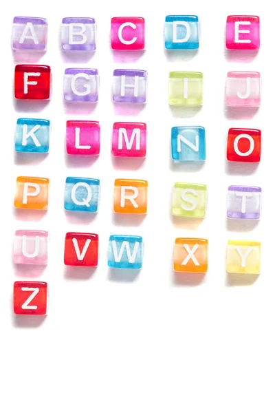 Цветные пластиковые бусины с буквами — стоковое фото