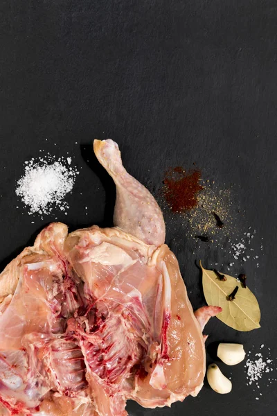 Rauwe kip met kruiden — Stockfoto